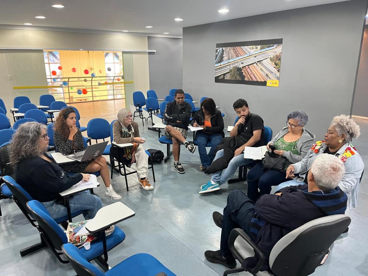 Participantes em reunião ordinária do CMPCVR