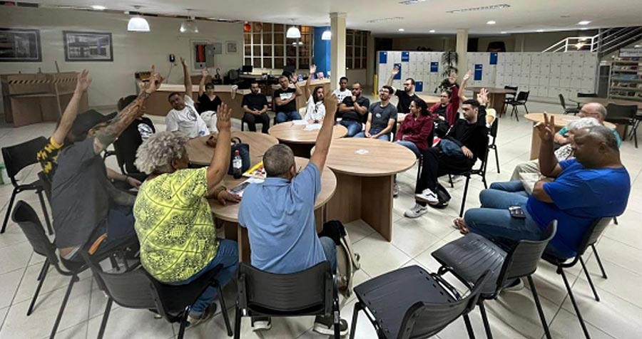 Participantes em uma conversa em mesa durante as reuniões setoriais