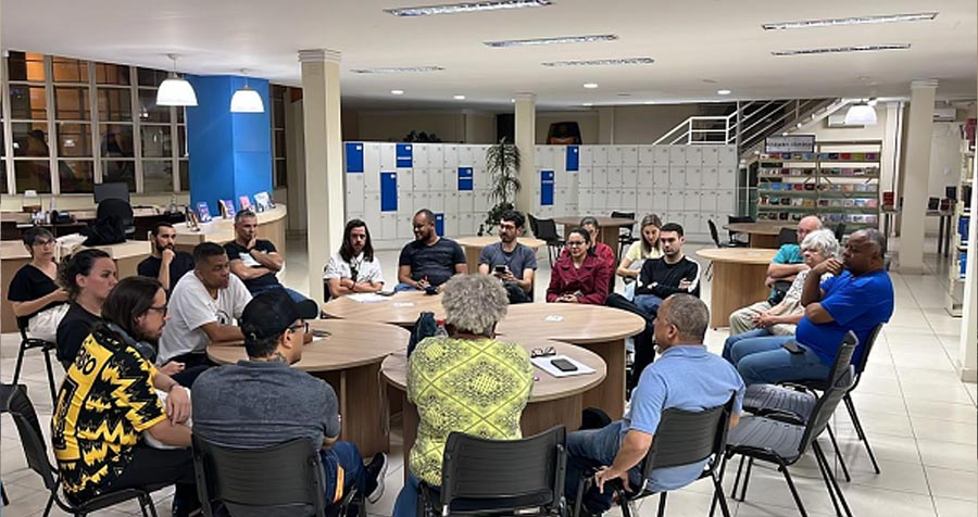 Participantes em uma conversa em mesa durante as reuniões setoriais