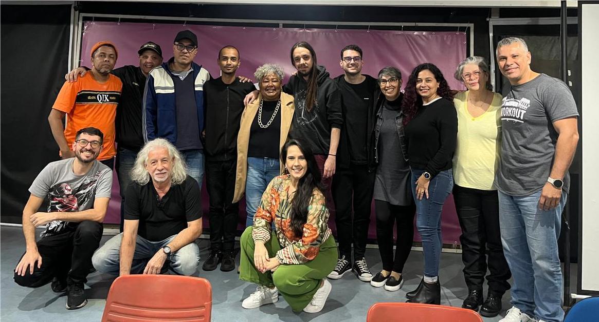 Participantes em uma conversa em mesa durante as reuniões setoriais